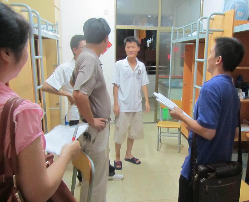 周经理和新生交谈